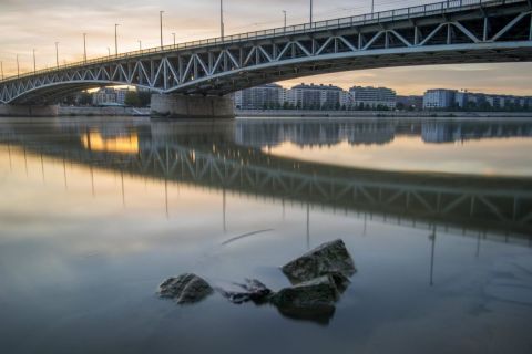 A Dunába esett egy lány a Petőfi hídnál