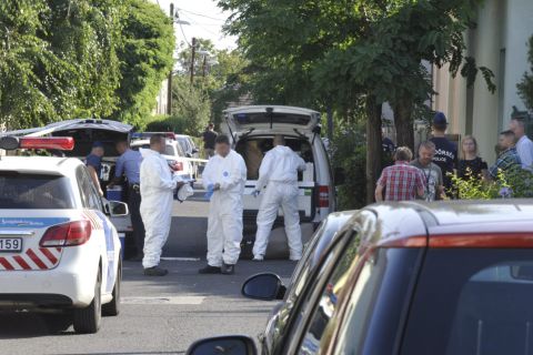 Bűnügyi helyszínelők dolgoznak 2019. augusztus 11-én a XV. kerület Zrínyi utca egyik családi házánál, ahol ismeretlen tettes megölt egy 51 éves férfit.