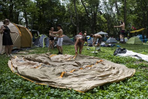 Fesztiválozók sátrat állítanak a 27. Sziget fesztivál helyszínén, az óbudai Hajógyári-szigeten 2019. augusztus 6-án.