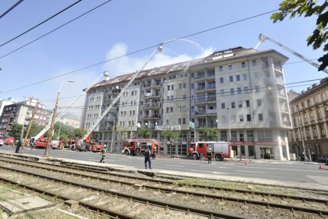 Tűzoltók a Soroksári úton, ahol tűz ütött ki egy hétemeletes lakóépület tetején 2019. augusztus 19-én.