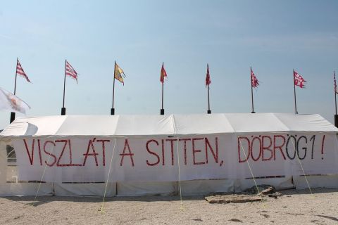„Viszlát a sitten, Döbrögi” – írták Orbán irodája elé