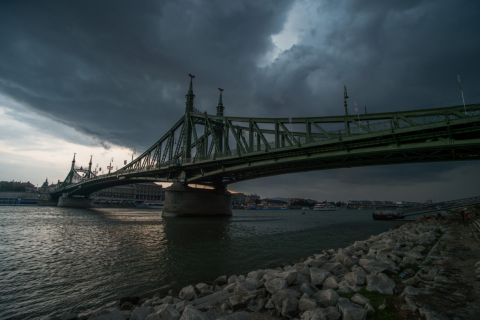 Láncokba fejlődő zivatarfelhő, vagyis szupercella a budapesti Szabadság híd felett 2019. július 28-án.