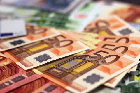 Újabb történelmi mélyponton a forint: már a 420-at karcolja az euró, de a dollárral szemben is brutális a mai romlás