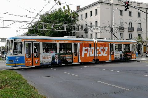 Fidesz-villamos viszi az utasokat Debrecenben