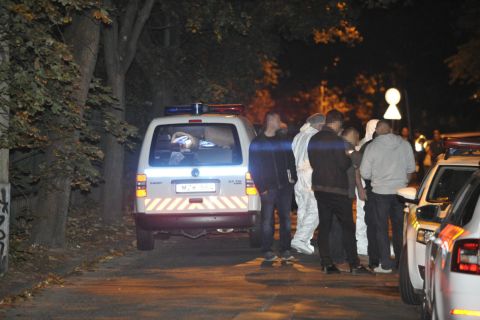 Rendőrök és bűnügyi helyszínelők a III. kerületi Ladik utcában, ahol egy nő holttestét találták meg 2019. szeptember 28-án. A nő feltehetően bűncselekmény áldozata lett.