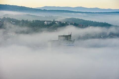 Talaj menti köd a salgótarjáni toronyház alatt a Szent Imre-hegy felől fényképezve 2019. szeptember 10-én.