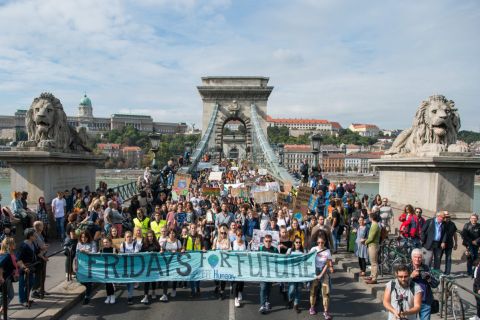A harmadik globális klímasztrájkhoz kapcsolódó budapesti tüntetés résztvevői a Lánchídon 2019. szeptember 27-én. A tüntetést a Fridays For Future Magyarország mozgalom szervezte.