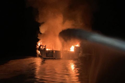 Leégett egy hajó Dél-Kalifornia partjainál, legalább 25-en meghaltak
