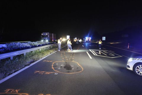 Rendőrségi helyszínelés az M5-ös autópályán Felsőpakony határában, ahol hárman meghaltak, amikor egy forgalommal szemben közlekedő személyautó összeütközött egy másik autóval 2019. szeptember 6-án.