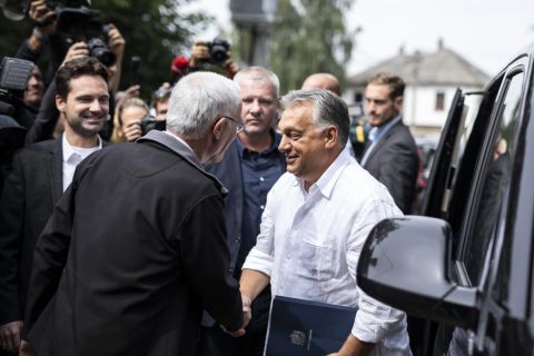 Balog Zoltán, a Polgári Magyarországért Alapítvány kuratóriumi elnöke (háttal, b) fogadja a Polgári Piknikre, az alapítvány rendezvényére érkező Orbán Viktor miniszterelnököt a kötcsei Dobozy kúriánál 2018. Szeptember 8-án.