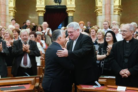 Orbán Viktor miniszterelnök (b) és Osztie Zoltán plébános, a KÉSZ korábbi elnöke köszöntik egymást a Keresztény Értelmiségiek Szövetségének (KÉSZ) XII. kongresszusán a Parlamentben 2019. szeptember 14-én.