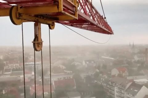 „Ha most nem borulunk fel, sosem” – toronydaruból videózták a Szegedre lecsapó zivatart