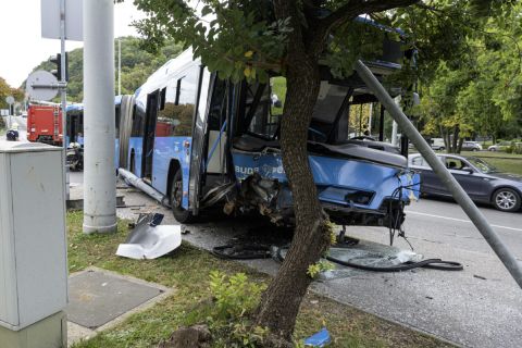 Ütközésben összeroncsolódott busz az I. kerületi Szarvas térnél, az Attila út és Apród utca kereszteződésében 2019. szeptember 27-én. Az 5-ös busz személyautóval ütközött, a balesetben négyen megsérültek.