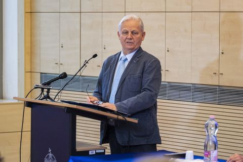 Tarlós István főpolgármester előadást tart a XIII. Innováció és fenntartható felszíni közlekedés konferencián az Óbudai Egyetemen 2019. augusztus 26-án.