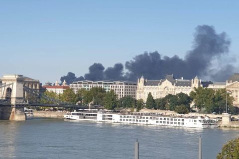 Hatalmas füsttel ég valami Budapesten