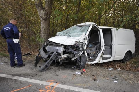 Összeroncsolódott kisteherautó az 5-ös főúton, a Pest megyei Alsónémedi külterületén 2019. október 18-án. A jármű kamionnal ütközött, vezetője meghalt.
