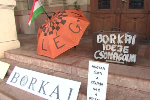 „Még a Fidesznek is ciki” – Ismét tüntettek a luxusnőkkel töcskölő Borkai ellen Győrben