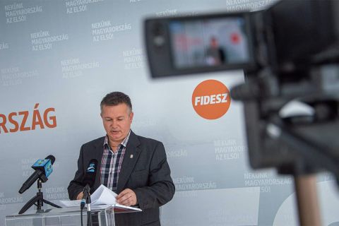 Egy salgótarjáni fideszes attól fél, hogy a város MSZP-s polgármestere a migránsoknak építheti az ivókutat