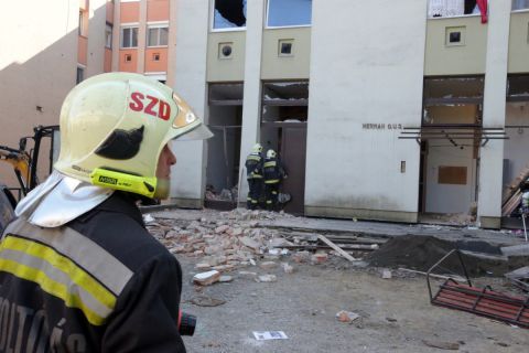 Tűzoltók Szekszárdon, egy Herman Ottó utcai társasháznál, ahol gázrobbanás történt egy második emeleti lakásában 2019. október 9-én.