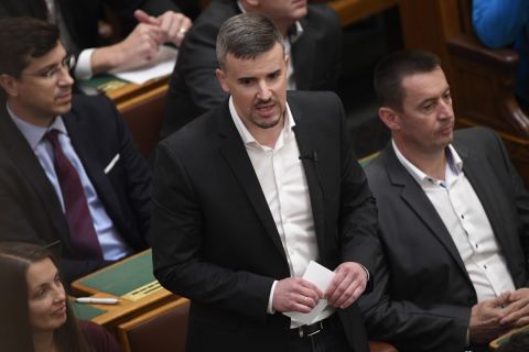 Jakab Péter, a Jobbik parlamenti képviselője napirend előtt felszólal az Országgyűlés plenáris ülésén 2019. október 21-én. Mellette jobbról Sneider Tamás, mögötte Lukács László György, a Jobbik képviselői.
