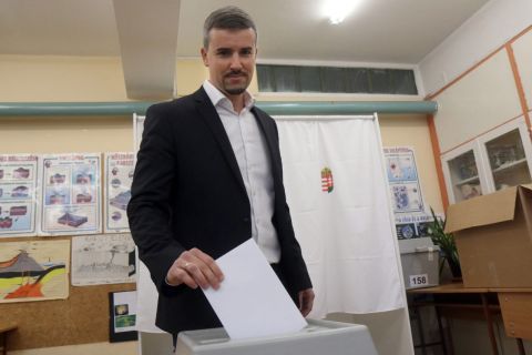 Jakab Péter, a Jobbik frakcióvezetője leadja szavazatát az önkormányzati választáson a Diósgyőri Szent Ferenc Római Katolikus Általános Iskolában kialakított 158-as szavazókörben Miskolcon 2019. október 13-án.