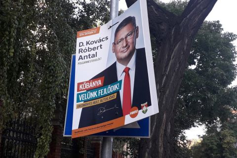 Fidesz-plakáttal takartak le egy KRESZ-táblát egy iskolánál Kőbányán