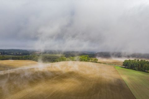 Oszló köd és felhők a Zala megyei Fakospuszta közelében 2019. október 11-én.