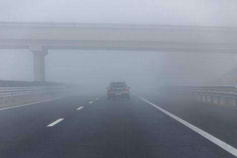 Ködben halad egy személyautó az M7-es autópályán a Zala megyei Eszteregnye közelében 2019. október 27-én.