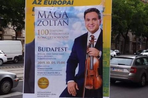 Mága Zoltán koncertjét reklámozó plakát az ellenzéki választási plakáton.