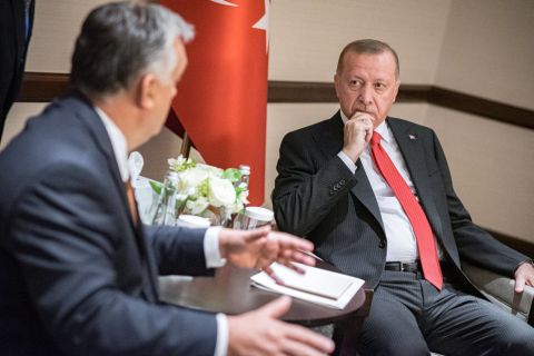 Orbán Viktor kormányfő (b) és Recep Tayyip Erdogan török elnök találkozója Bakuban 2019. október 14-én.