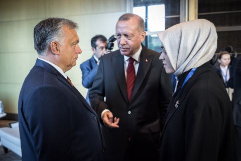 Orbán Viktor miniszterelnök (b) és Recep Tayyip Erdogan török elnök a Türk Tanács csúcstalálkozóján Bakuban 2019. október 15-én.