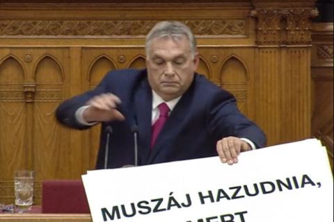 Botrány a parlamentben: táblával zavarták meg Orbán beszédét