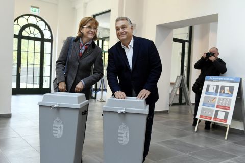 Orbán Viktor miniszterelnök és felesége, Lévai Anikó szavaz az önkormányzati választáson a Zugligeti Általános Iskolában, a XII. kerületi 53-as számú szavazókörben 2019. október 13-án.