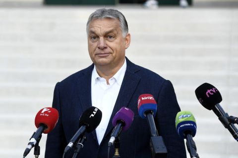 Orbán Viktor miniszterelnök nyilatkozik a sajtó munkatársainak, miután leadta szavazatát az önkormányzati választáson a Zugligeti Általános Iskolában 2019. október 13-án.