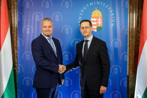 Oroján Sándor Varga Mihály pénzügyminiszterrel paroláz.