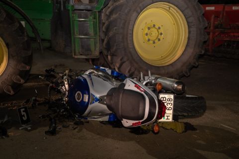 Ütközésben összeroncsolódott motorkerékpár Öttömösön 2019. október 11-én.