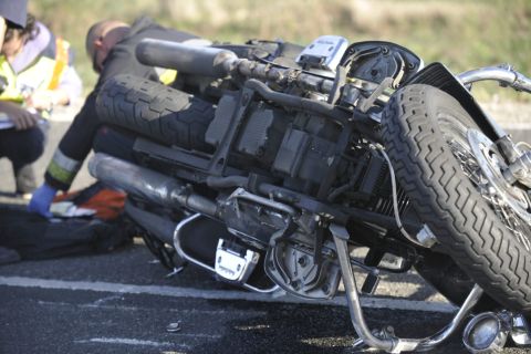 Összetört motorkerékpár, miután mentőautóval ütközött a 7-es számú főúton, Pettendnél 2019. október 12-én.