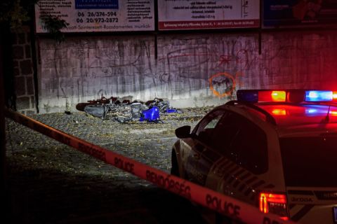 Összetört motorkerékpár, miután letért a 10-es főútról és betonfalnak csapódott 2019.október 14-én. A motoros a helyszínen életét vesztette.