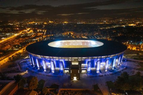 A kivilágított Puskás Ferenc Stadion korábban, itt még éppen nem volt hiba a környék áramellátásával.