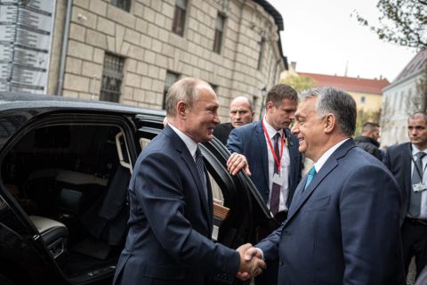 Orbán Viktor miniszterelnök (j) fogadja Vlagyimir Putyin orosz elnököt a Karmelita kolostor előtt 2019. október 30-án.