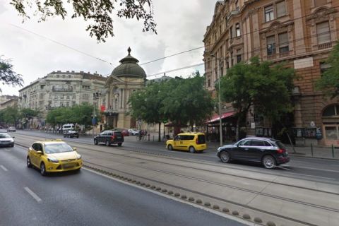 A nyílt utcán rugdosott hasba nőket egy férfi Budapesten