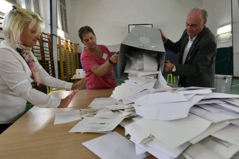 Kiborítják a szavazólapokat egy urnából a szavazatszámláló bizottság tagjai az önkormányzati választáson a budapesti Szilágyi Erzsébet Gimnáziumban kialakított 14-es számú szavazóhelyiségben 2019. október 13-án.