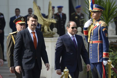Abdel-Fattáh esz-Szíszi egyiptomi elnök (j) katonai tiszteletadással fogadja Áder János köztársasági elnököt Kairóban, az Ittihadíja palotánál 2019. november 28-án.