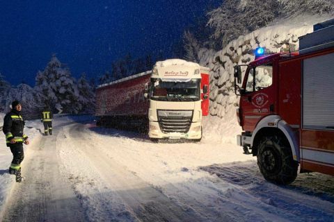 Hóban elakadt kamionok Ausztriában.