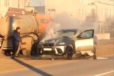 Szarral locsolva oltottak el egy lángoló BMW-t – videó