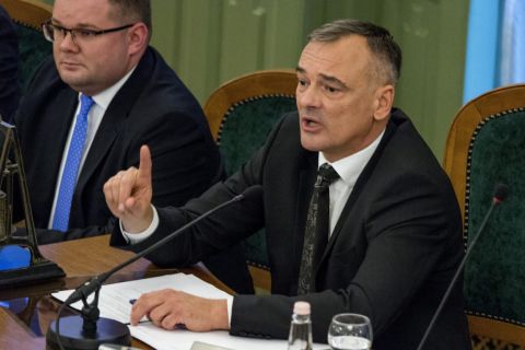 Borkai Zsolt megválasztott, de a posztjáról november 8-án délutáni határidővel lemondó polgármester beszél a Győri Közgyűlés alakuló ülésén a városháza dísztermében 2019. november 7-én. Mellette Fekete Dávid (Fidesz-KDNP) alpolgármester.