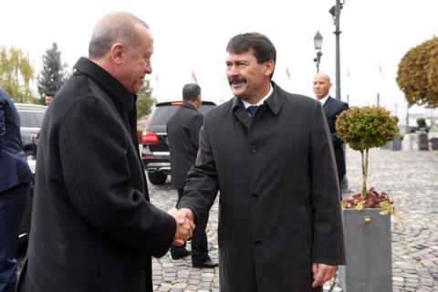 Áder János köztársasági elnök (j) fogadja Recep Tayyip Erdogan török elnököt a Sándor-palota előtt a Szent György téren 2019. november 7-én.