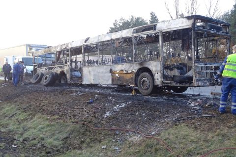 Kiégett autóbusz az M5 autópályán Inárcsnál 2019. november 14-én.
