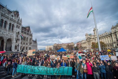 A negyedik globális klímasztrájkhoz kapcsolódó budapesti tüntetés résztvevői az Országház előtti Kossuth Lajos téren 2019. november 29-én.