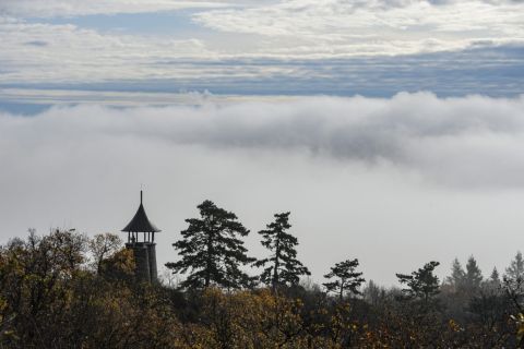 Talaj menti köd a Kozmáry-kilátó mögött Mátrafüredről fotózva 2019. november 14-én.